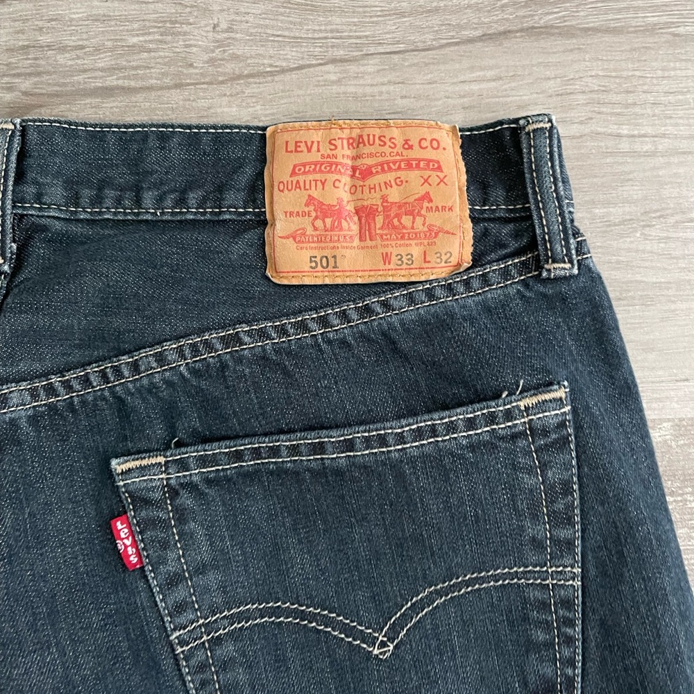 Levi’s 501 button fly 33x32 LIKE NEW